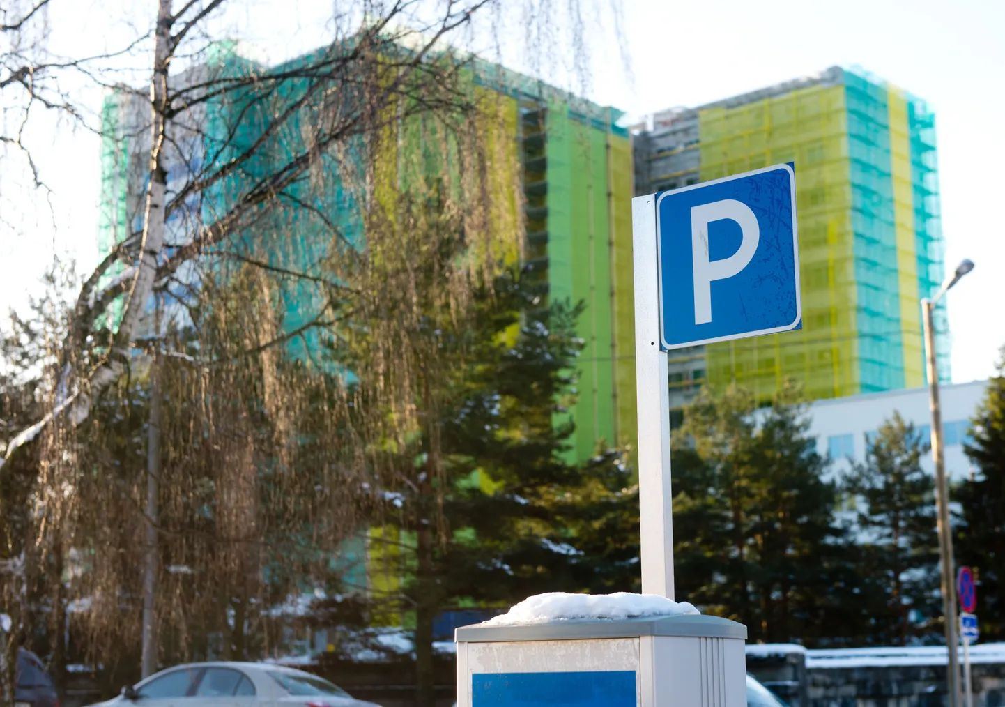 Парковка у Мустамяэской больницы стала платной пять лет назад.