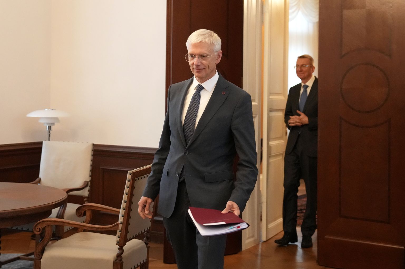 Представитель партии "Новое единство", премьер-министр Кришьянис Кариньш, прибывает на встречу с президентом в Рижском дворце, где обсудит ход переговоров о формировании правительства