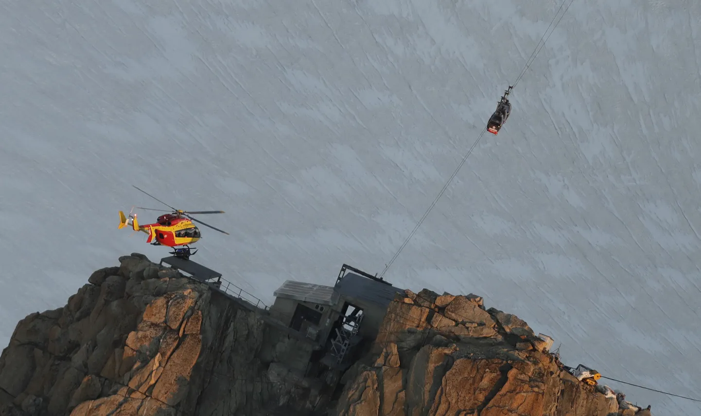 Helikopter täna köisraudtee vagunite lähedal Prantsuse Alpides.