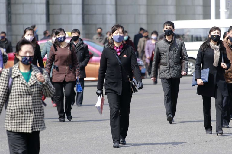 Põhjakorealased kandmas pealinnas Pyongyangis näomaske. Põhja-Korea on seni eitanud, et seal oleks nakatunuid