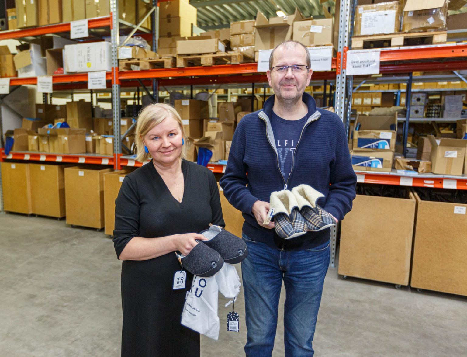 OÜ Ritico juhatuse liikmed Liis Tillmann ning tema lell Rait Tillmann hoiavad Võrumaa kergetööstuse lippu kõrgel kohapealse jalatsivabrikuga, kus valmivad nii moodsad Tokud (Liisi käes) kui ka klassikalised Trollad (Raidi käes).