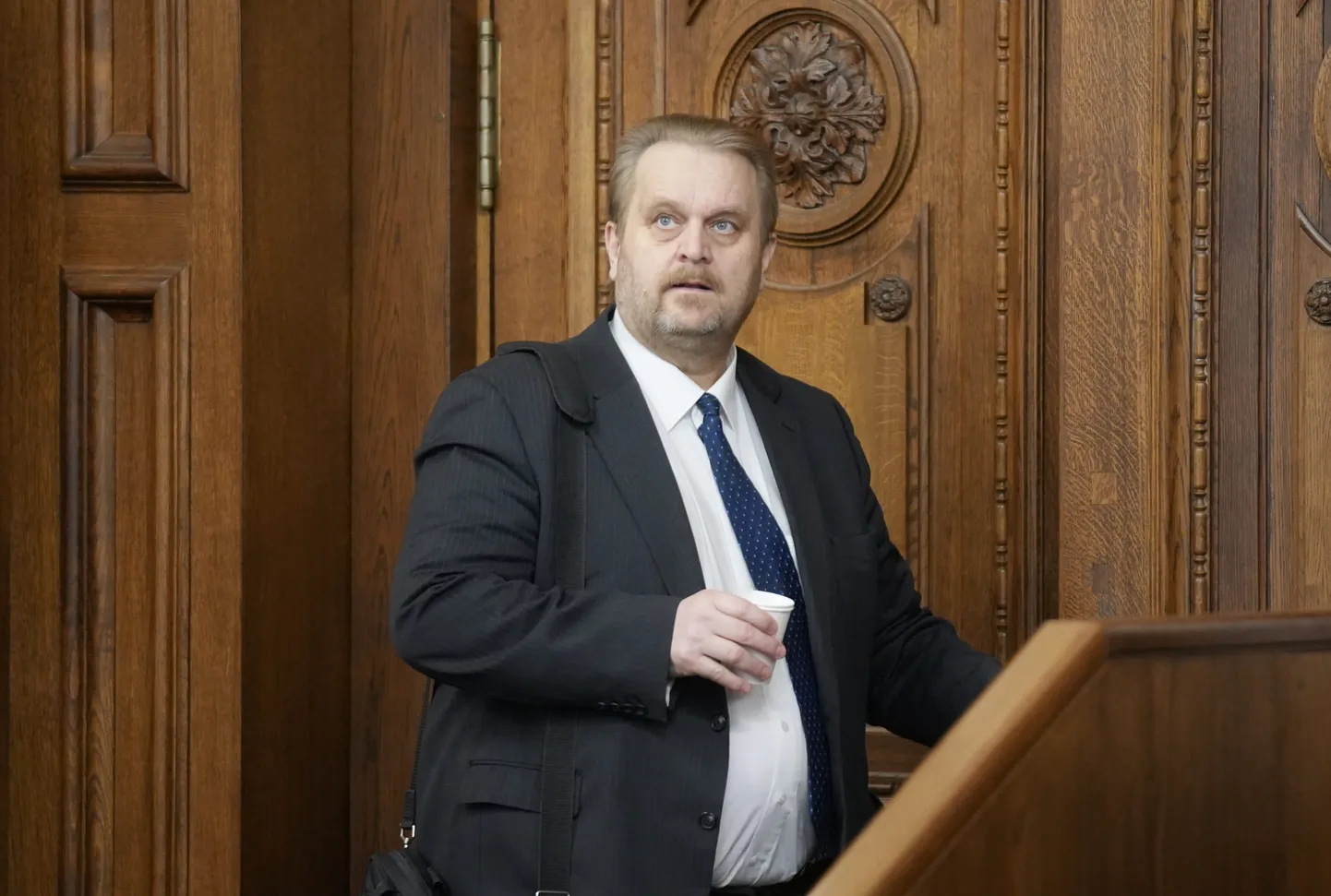 Saeimas deputāts Andrejs Ceļapīters piedalās Saeimas sēdē, kurā tiek lemts par Valsts kontroles padomes locekļu atkārtotu apstiprināšanu amatā.