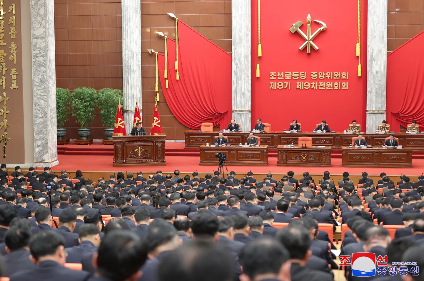 Põhja-Korea liider Kim Jong-un esinemas võimupartei plenaaristungil 26. detsembril.