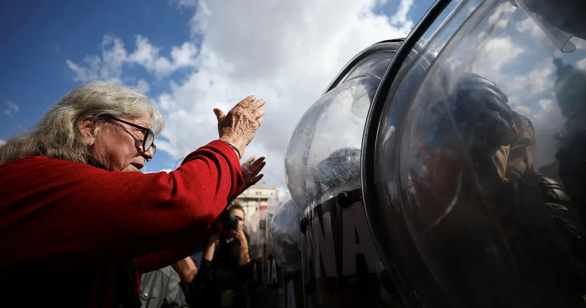 VIHASED KOKKUPÕRKED ⟩ Argentina vutifännid tormasid kärbete vastu protestivaid pensionäre politsei eest kaitsma