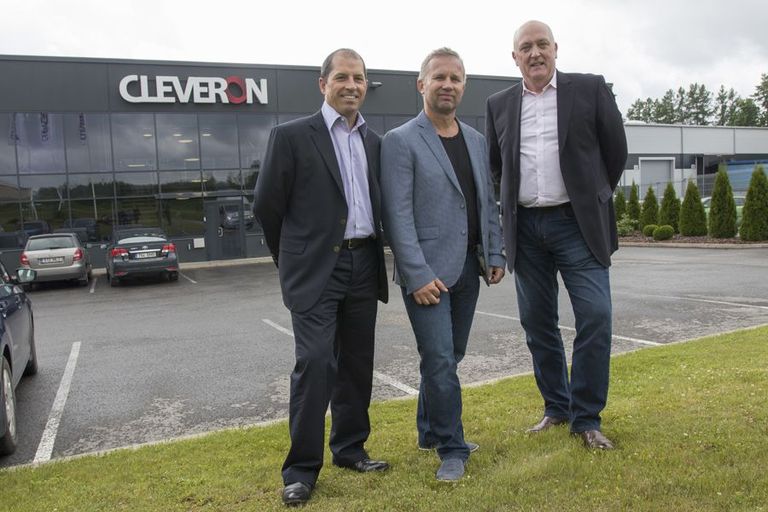 Walmarti asepresidendid J. P. Suarez (vasakul) ja Mark Ibbotson (paremal) kinnitasid suvel, et jäid Cleveronis nähtuga väga rahule ja koostööd Viljandi firmaga tahetakse jätkata. Fotol keskel on Cleveroni omanik Arno Kütt.