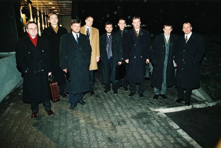 Руководители Hansapank и Hoiupank в январе 1998 года идут на совещание, на котором решат, что банки объединяются. Слева: Юри Райдла, Индрек Нейвельт (Hansapank), Мати Йостов (Hoiupank), Райн Лыхмус (Hansapank), Прийт Халлер (Hoiupank), Ардо Оясалу, Ааре Кильп (Hoiupank), Ханнес Тамъярв (председатель совета Hansapank), Юри Мыйз (Hansapank).