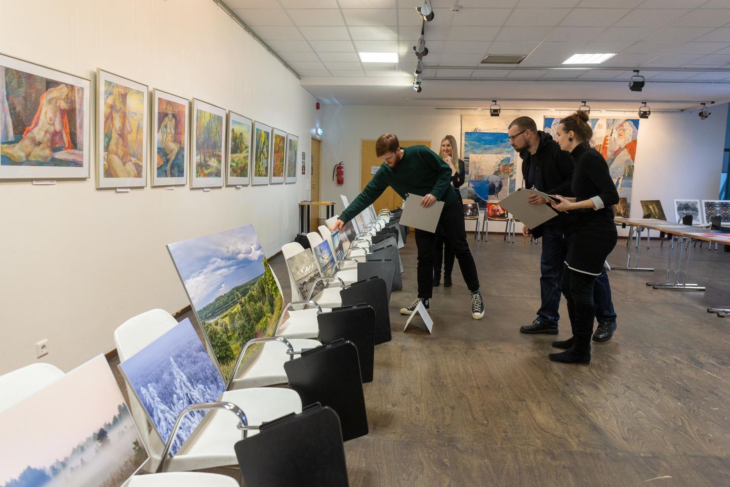Žürii hindas neljapäeval linnagaleriis võistlusele laekunud töid. Näitus on avatud 1. märtsini.