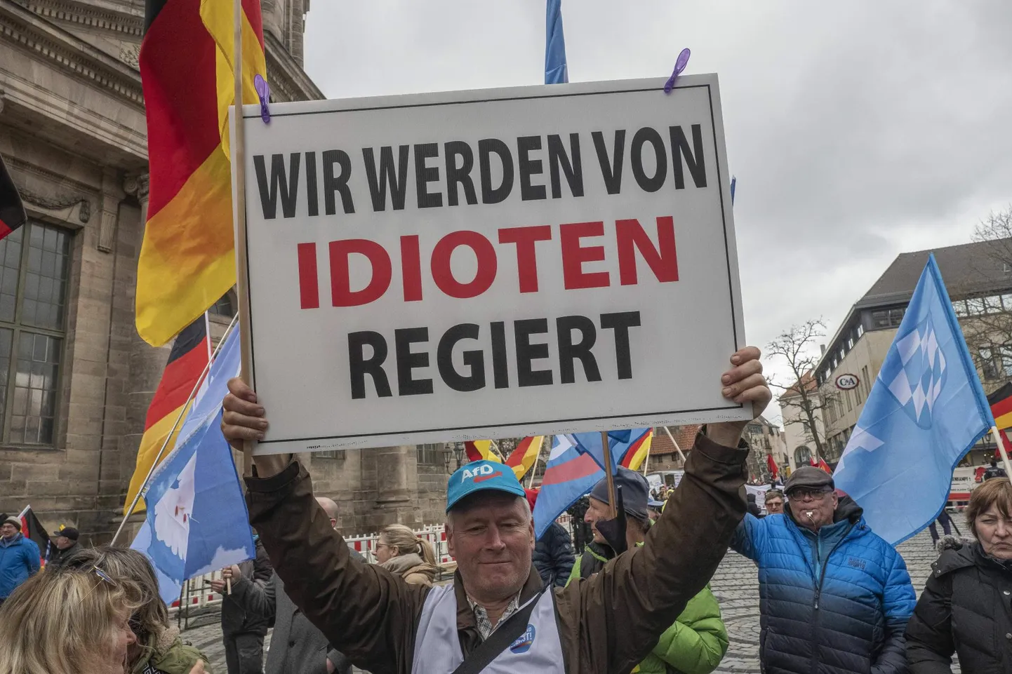 Paremäärmusliku AfD toetajad aprillis Nürnbergis plakatiga «Meid valitsevad idioodid.» Parempopulistide toetust kasvatab Saksamaal osav valitsusevastane kriitika.