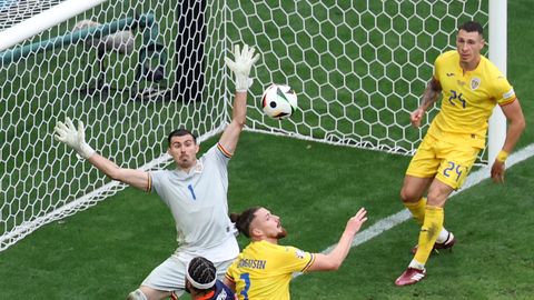 Сборная Нидерландов откровенно скучала - забила три гола румынам и вышла в четвертьфинал ЧЕ