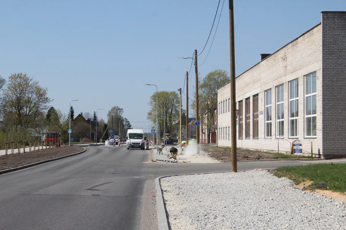 Mündi tänaval ehitavad Yit Infra töömehed hoolega kõnniteid.