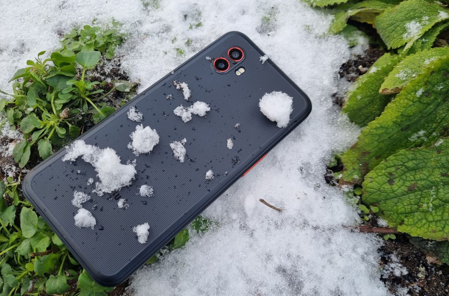 Samsung Galaxy Xcover6 Pro on hea õhuke kestvustelefon, mis ei karda lööke, vett ja külma, kuid pildistamiseks on üsna argise kvaliteediga. See-eest pakutakse vahetatava aku võimalust, mis vastaks täpselt võimalikule tulevasele Euroopa Liidu standardile.