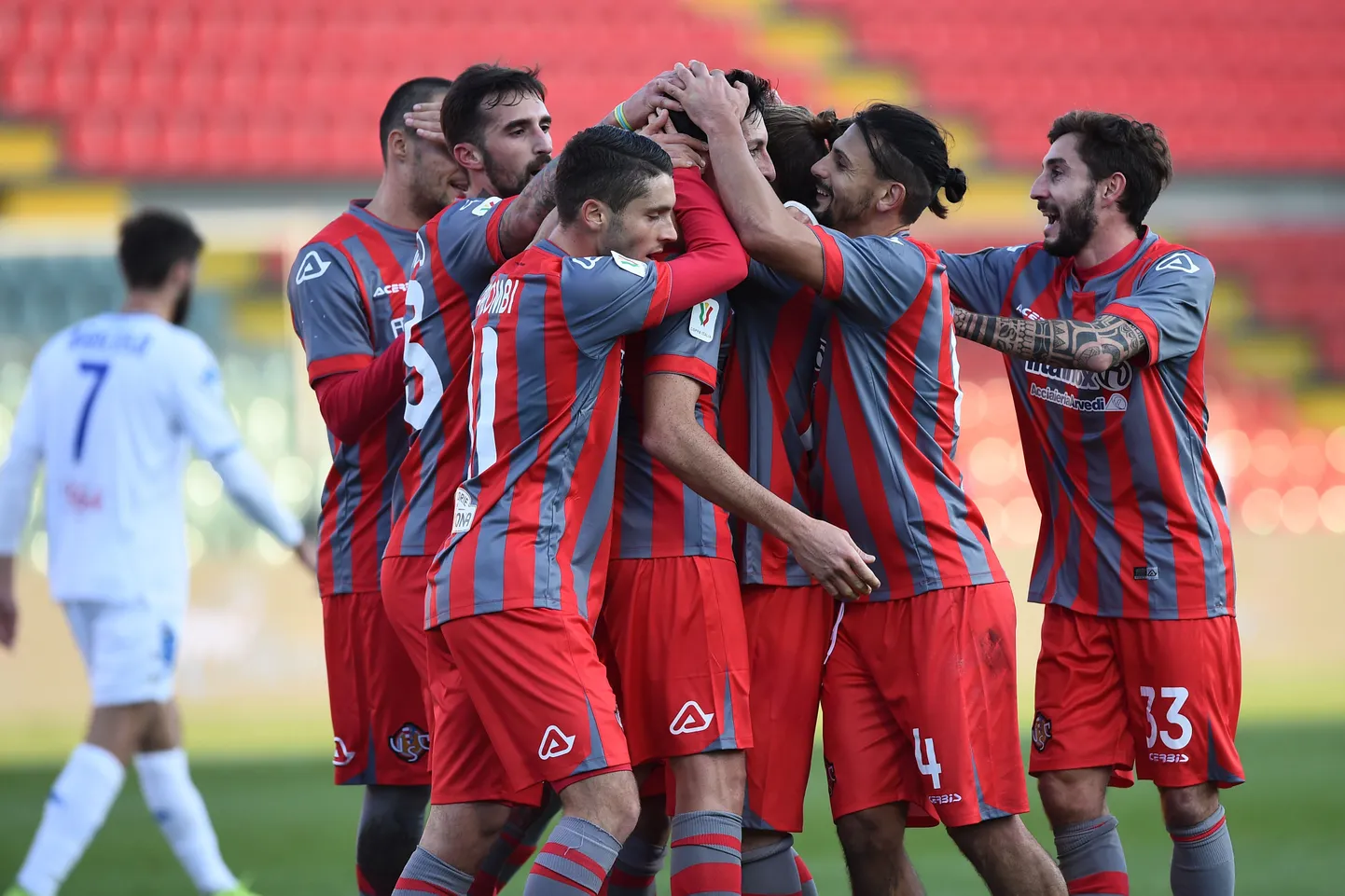 Cremonese mängijad väravat tähistamas.