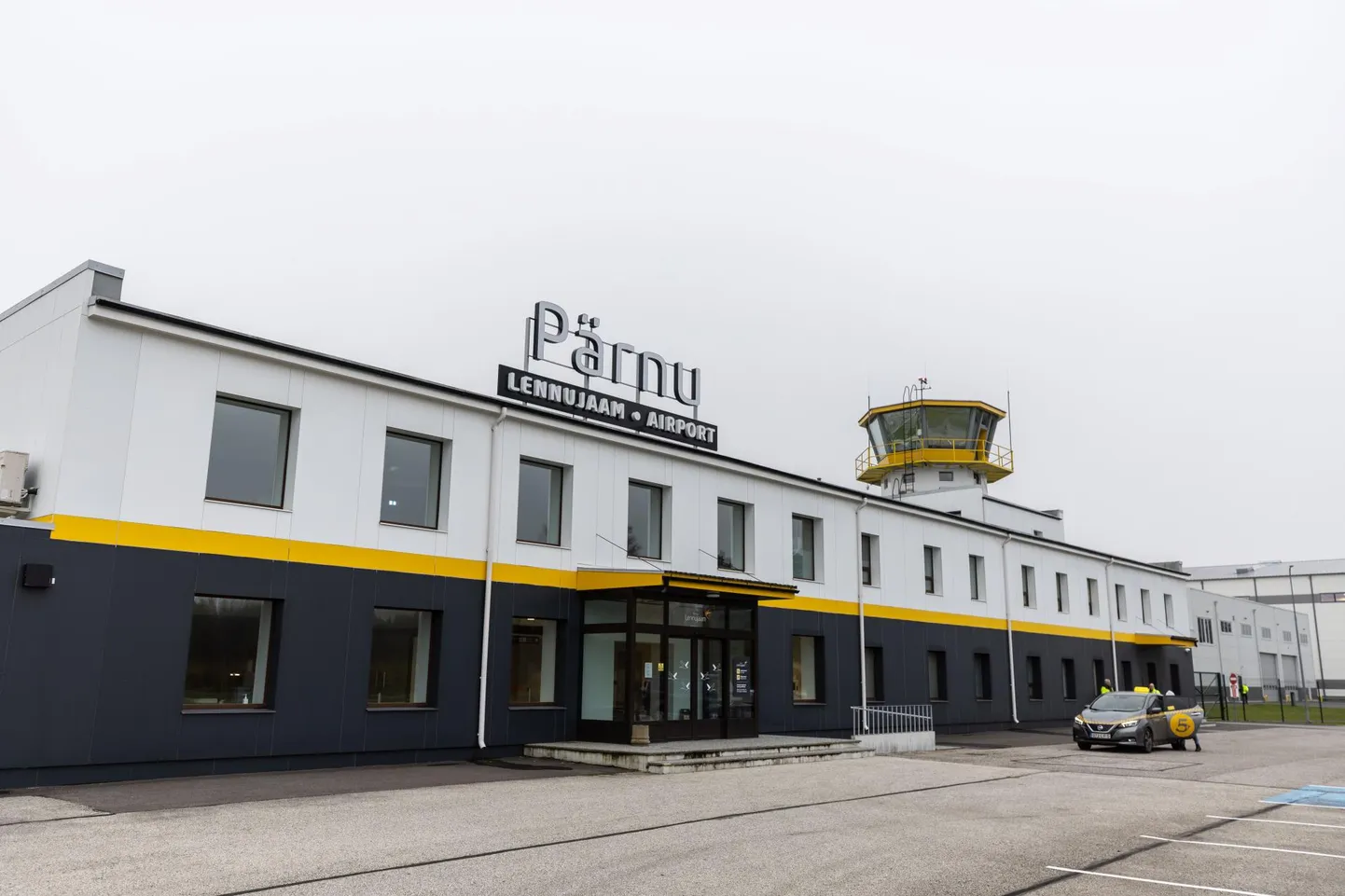 Pärnu lennujaam teenindas möödunud aastal 1097 reisijat. Ainuke regulaarlend toimub Ruhnu.