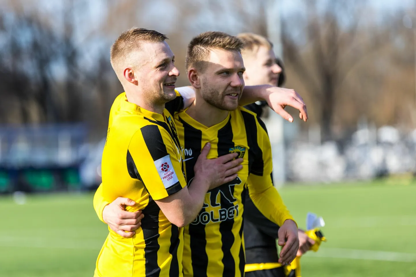 Pärnu Vapruse kapten Magnus Villota (vasakul) ja FC Florale võiduvärava löönud Henri Välja.