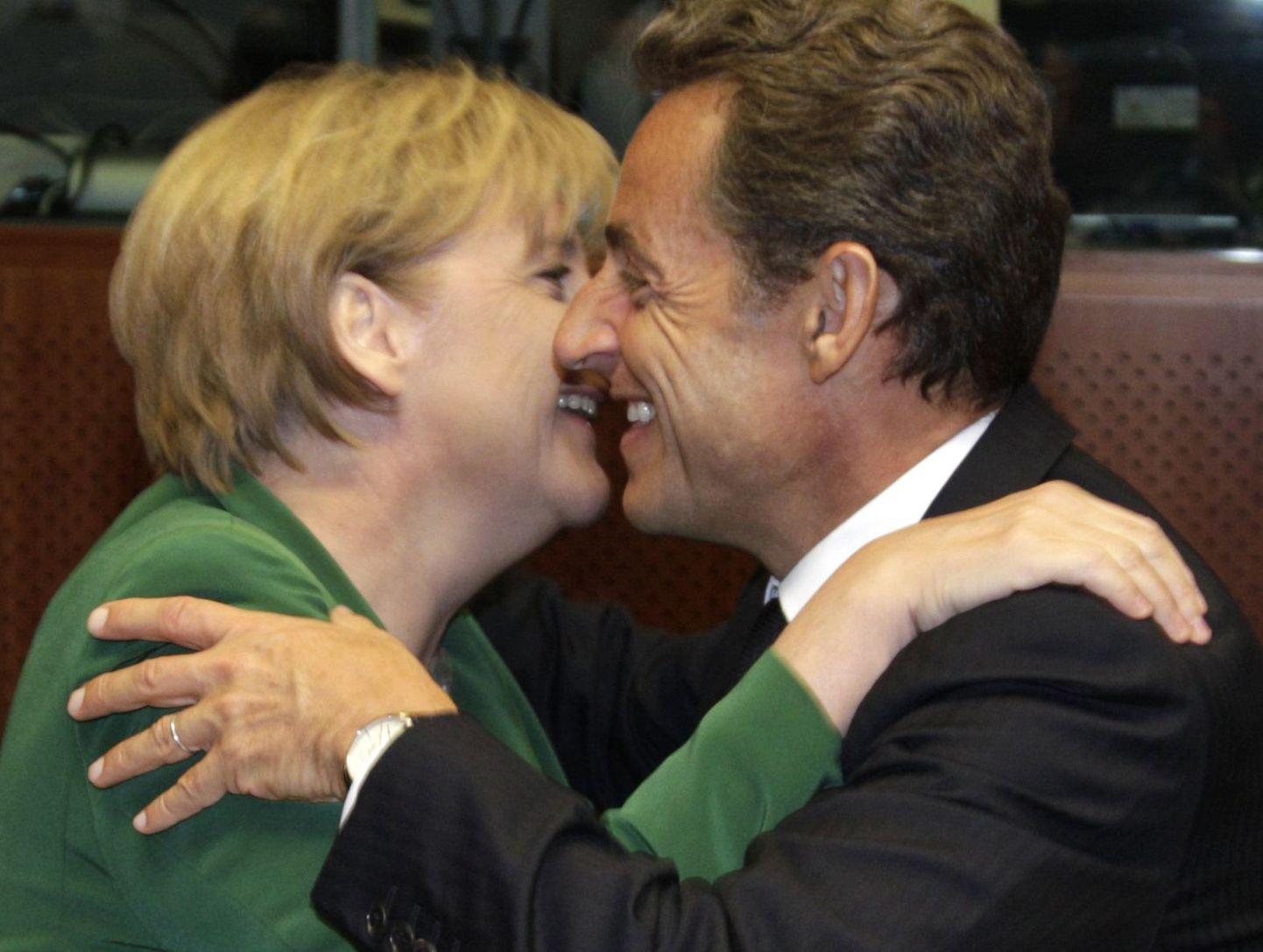 Prantsusmaa president Nicolas Sarkozy embab Saksamaa kantslerit Angela Merkelit.