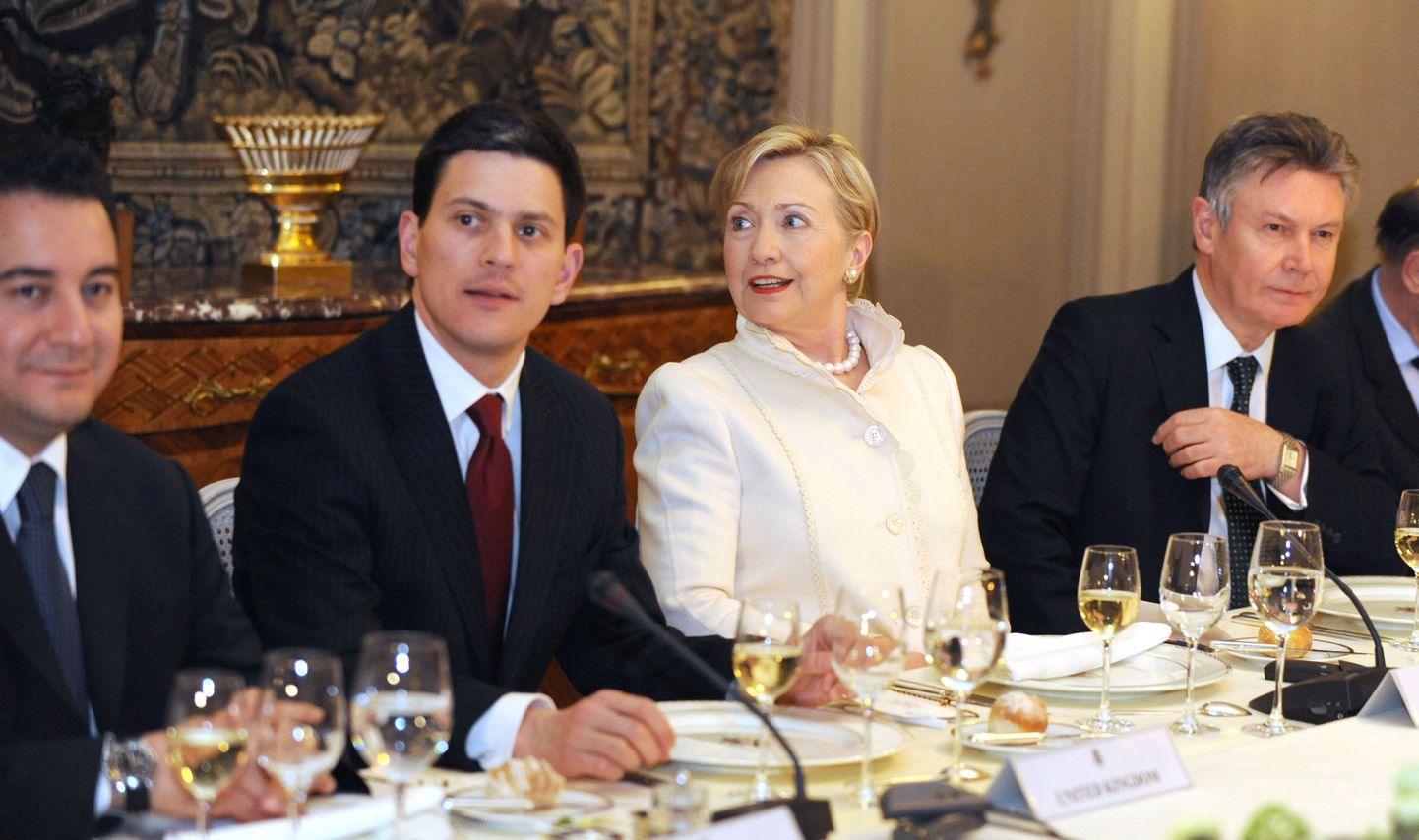 «Transatlantiline» õhtusöök Brüsselis, pildil (vasakult) Türgi välisminister Ali Babacan, Briti välisminister David Miliband, USA riigisekretär Hillary Clinton ja Belgia välisminister Karel de Gucht.