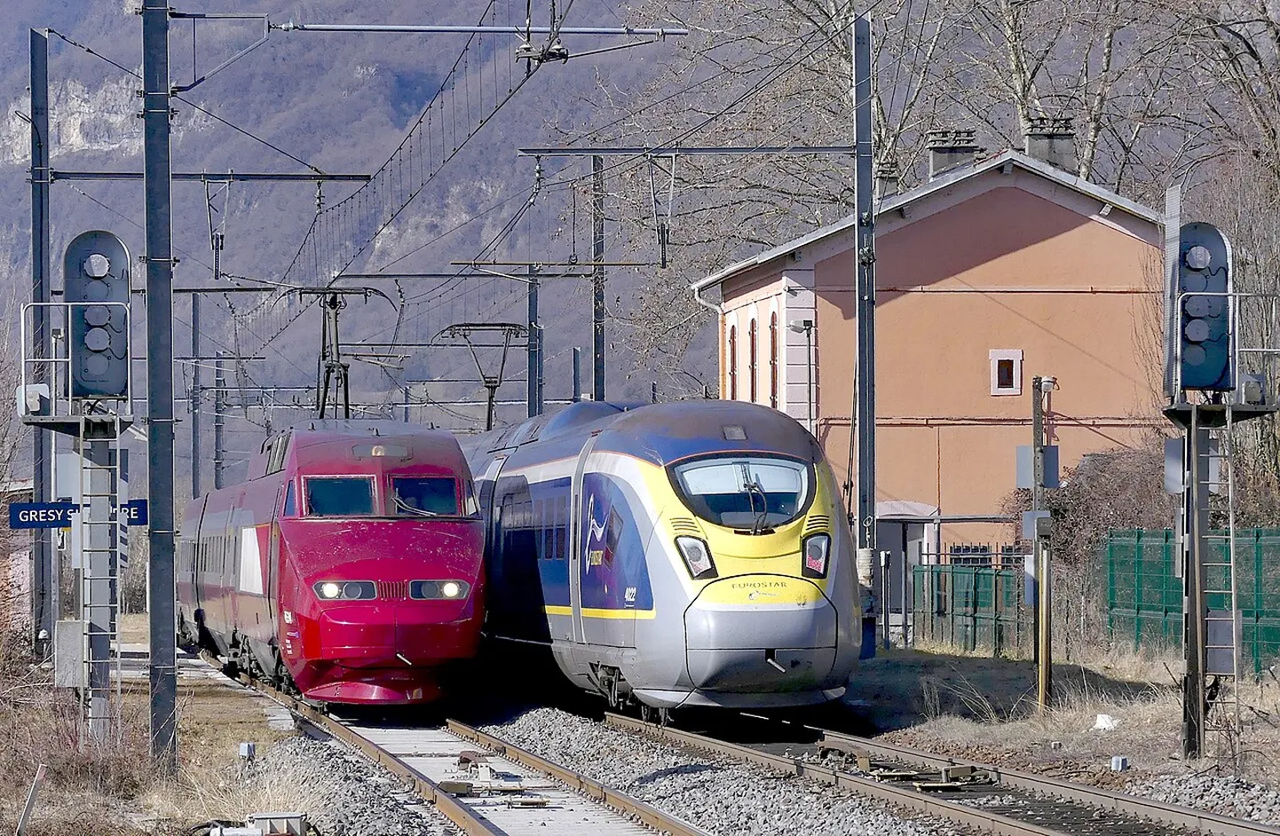 Eurostari rongid (fotol paremal) olid piletite kõrge hinna ja teenuse ebausaldusväärsuse asjaoludel edetabeli absoluutses põhjakihis.