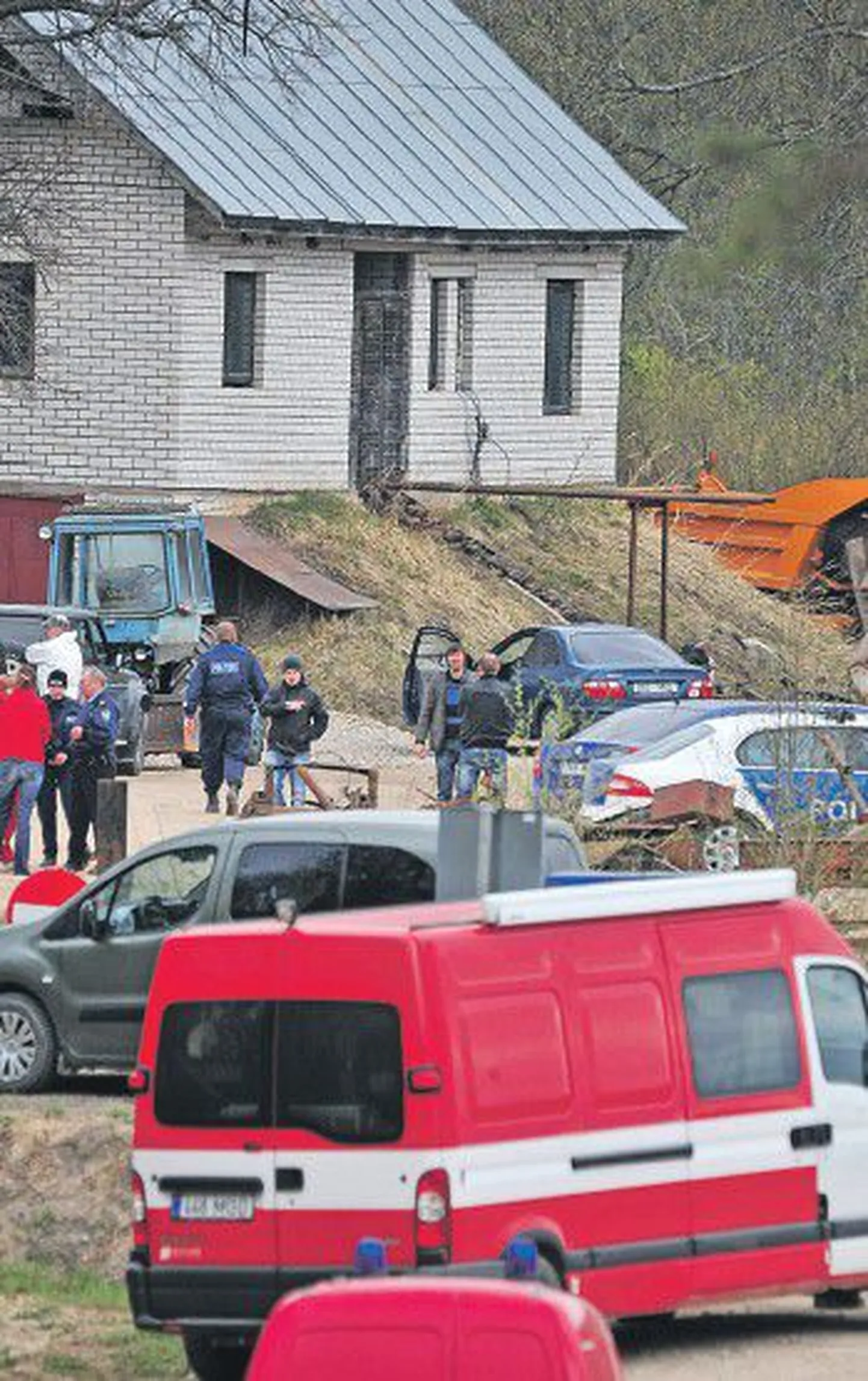 Вчера после перестрелки в деревне Пиуза сотрудники полиции довели обыск до конца. Погранохрана оцепила весь поселок и не допускала людей к месту происшествия.