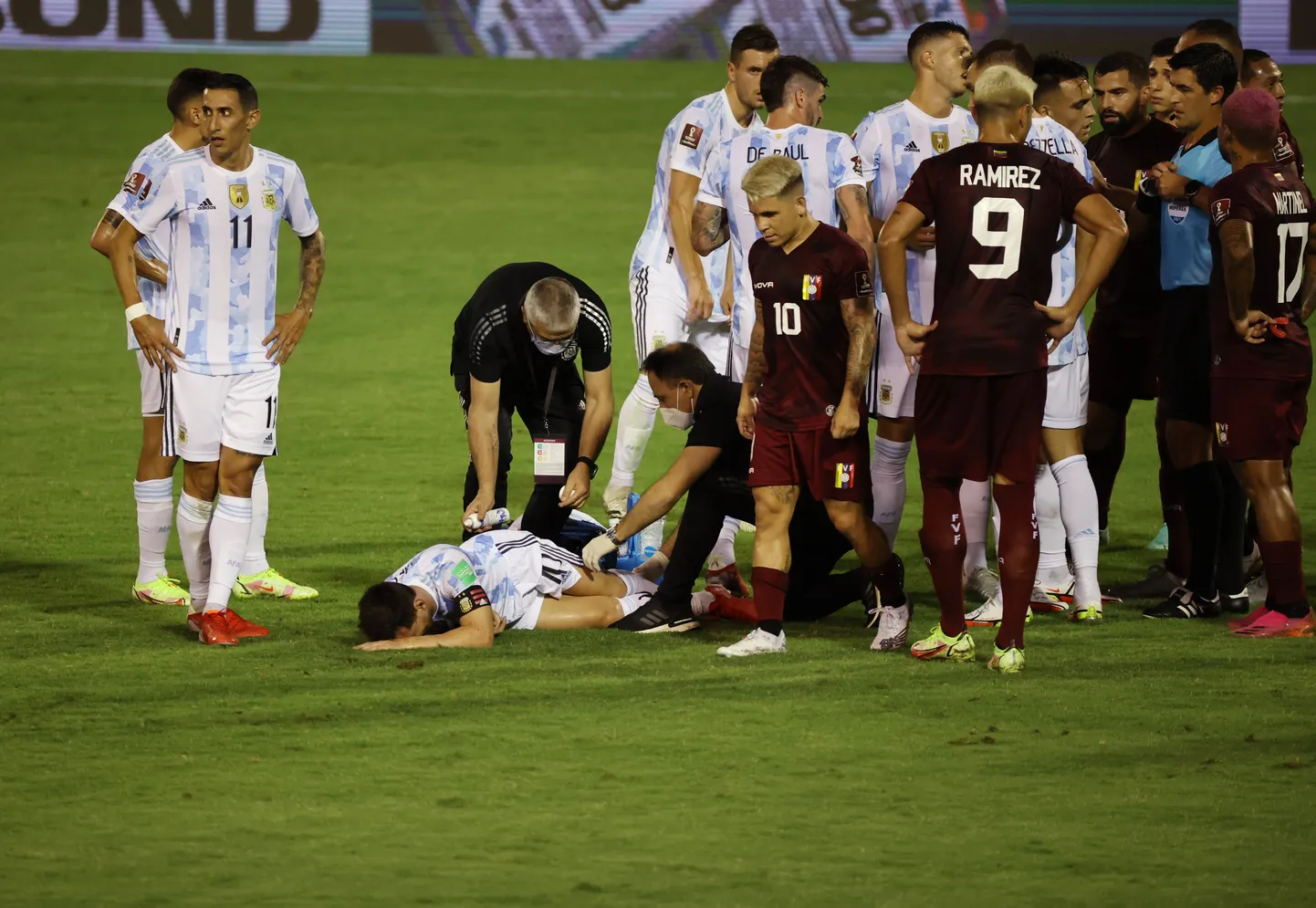 Lionel Messi (pikali) pärast karmi viga lamamas.