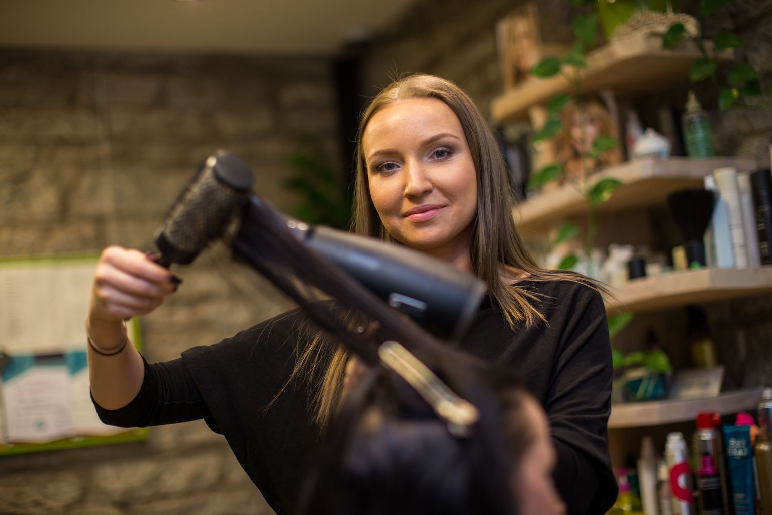 Kui Ketter Orav parasjagu ei laula, töötab ta juuksurina Tallinna vanalinna ilusalongis Iluait. Möödunud aastal osales ta oma elu esimesel juuksurivõistlusel «Noor meister 2015», kus võitis naiste salongilõikuse ja soengusse seadmise kategoorias esikoha.