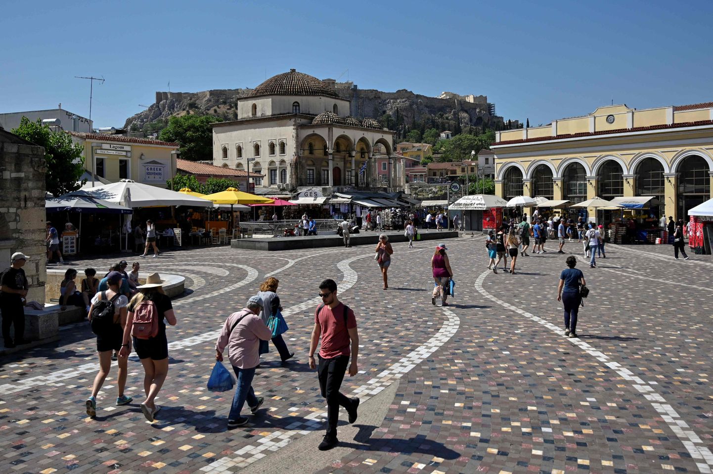 Kreeklased ja turistid jalutavad Ateena kesklinnas Monastiraki väljakul.