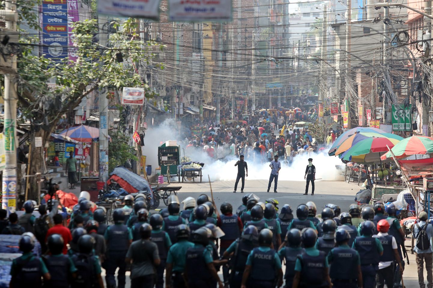 Rõivavabrikute töötajad protestivad Dhaka linnas, nõudes palgatõusu.