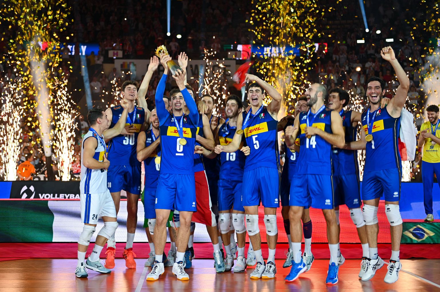 Итальянцы празднуют победу на ЧМ по волейболу, 2022 год.