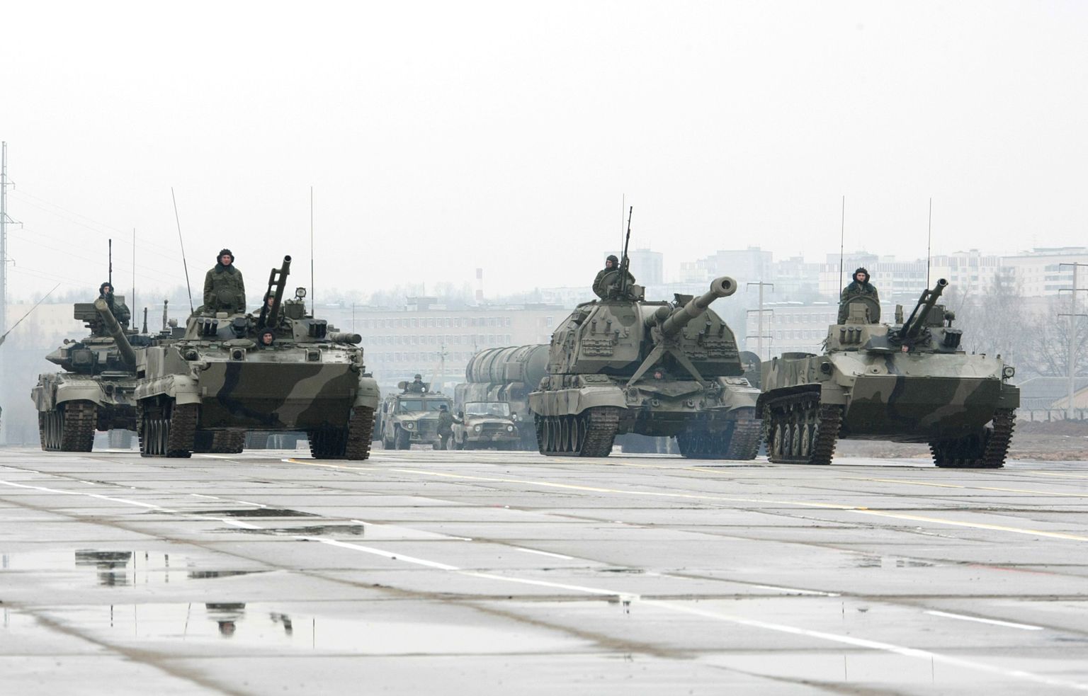 T-80 tankid Vene võidupäeva paraadiproovil.