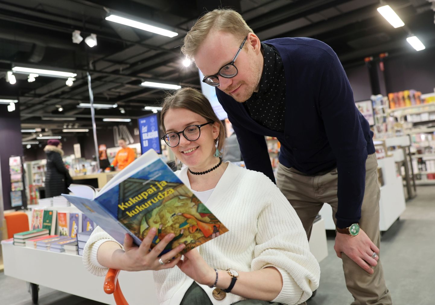 Hanna Davõdova ja Mattias Jõesaare koostööna sündinud raamatus saavad sõpradeks kaks last, kelle prototüüpideks on nad ise.