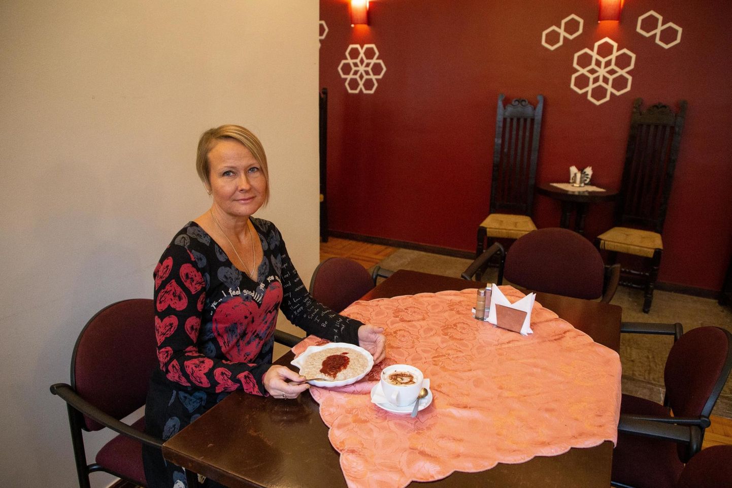 Järva Teataja ajakirjanik Anne Põder leidis hommikusöögikohti otsides, et peaaegu kõikjal pakutakse maitsvaid pudrusid. Treegeri kohvikus sõi ta neljaviljaputru moosiga.