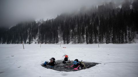 Mereväe miinituukrid harjutavad jäistes oludes sukeldumist