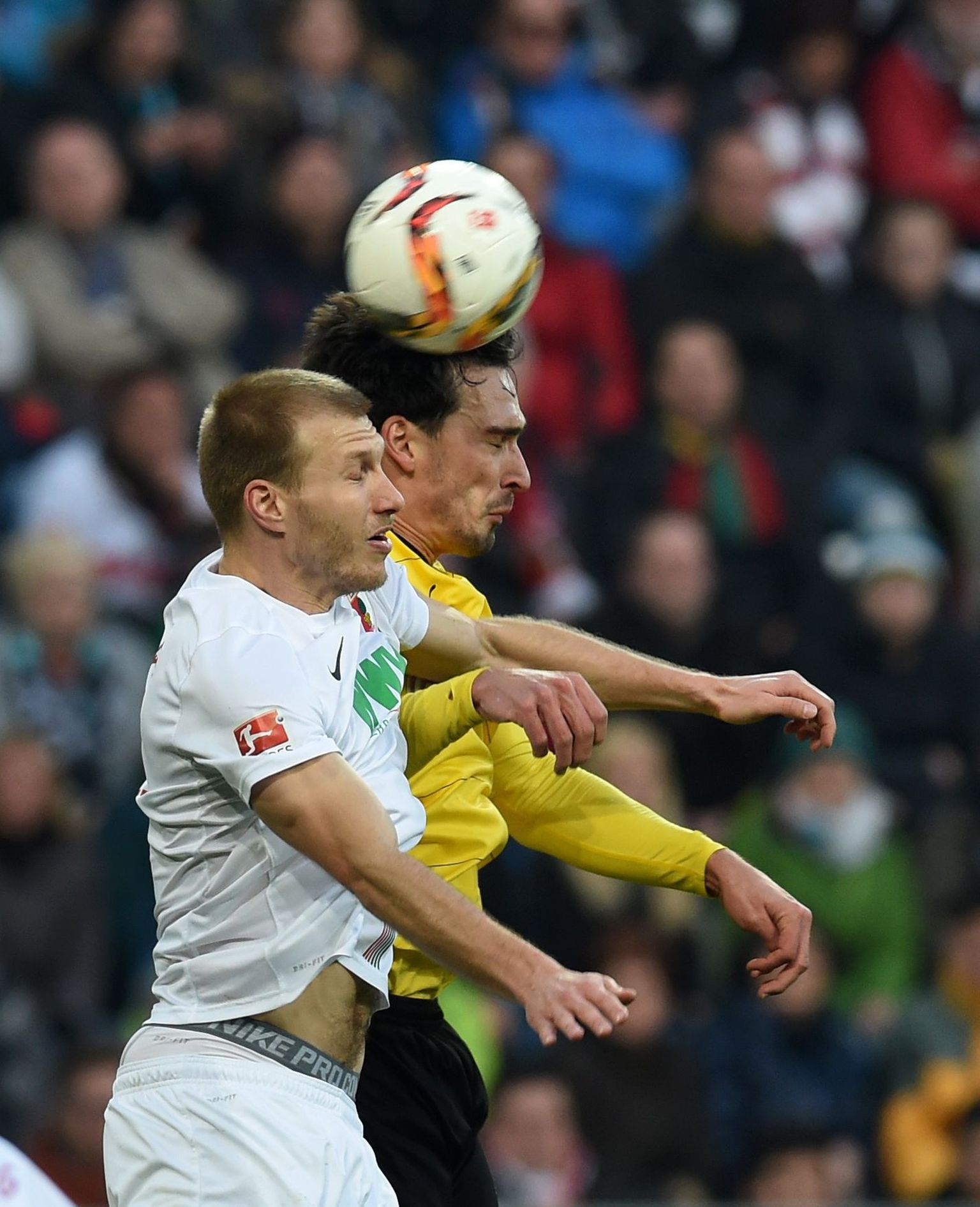 Ragnar Klavan (valges) heitlemas Dortmundi keskkaitsja Mats Hummelsiga.
