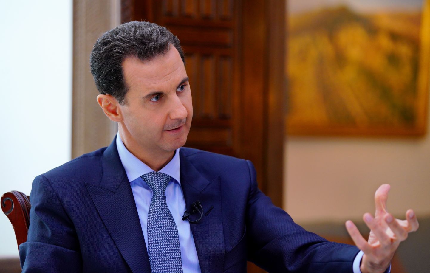 Süüria president Bashar al-Assad sellel Süüria riigimeedia avaldatud fotol Vene telekanalile Rossija 24 ja uudisteagentuurile Rossija Segodnja usutlust andmas.