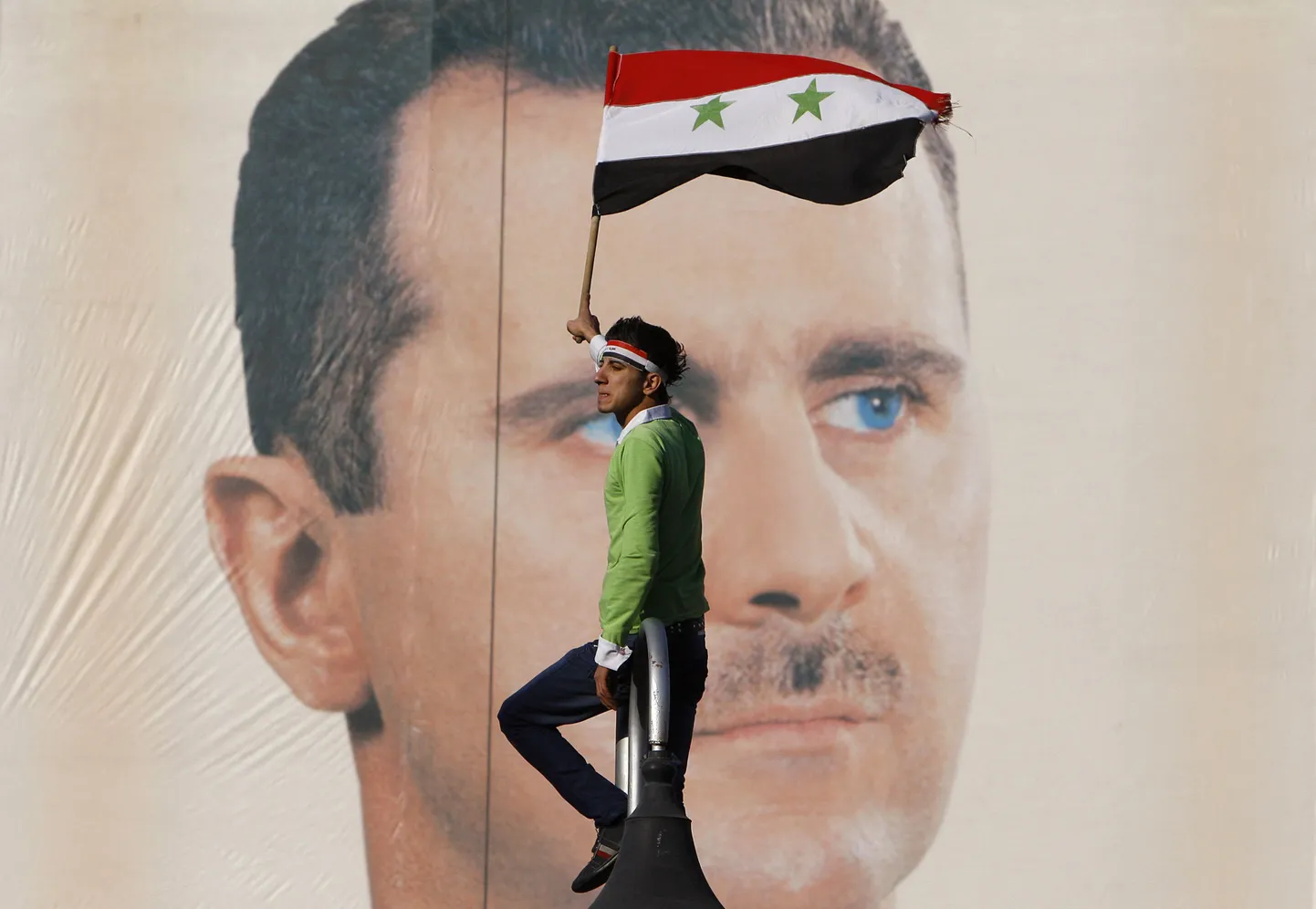 Süüria režiimi toetaja täna Damaskuses president Bashar al-Assadi portree ees.