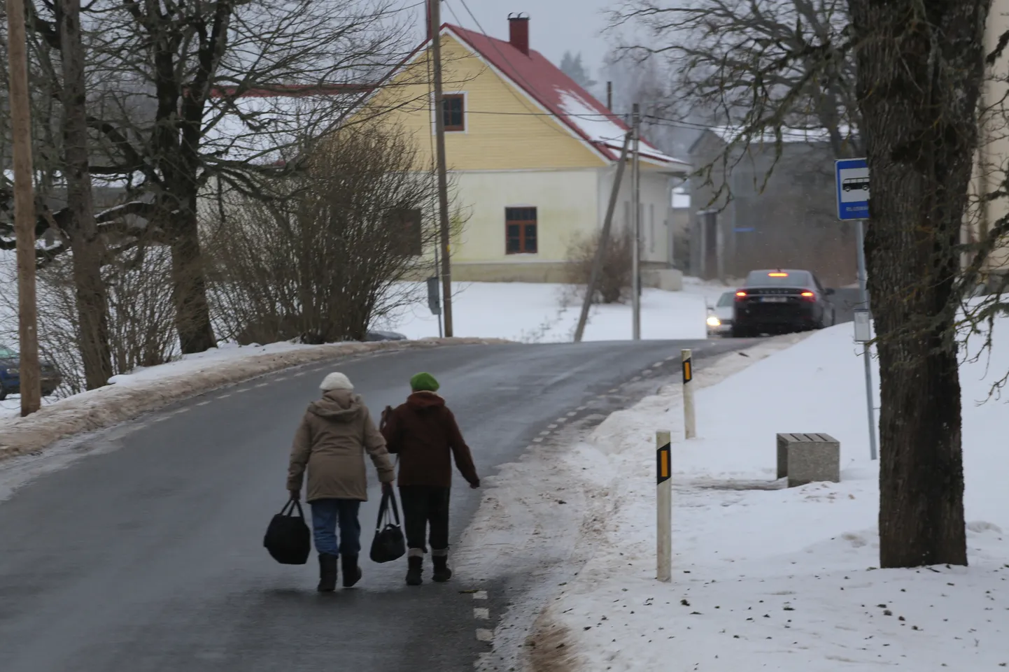 Teed võivad olla libedad. Pildil Ruusmäe küla Võrumaal Rõuge vallas.