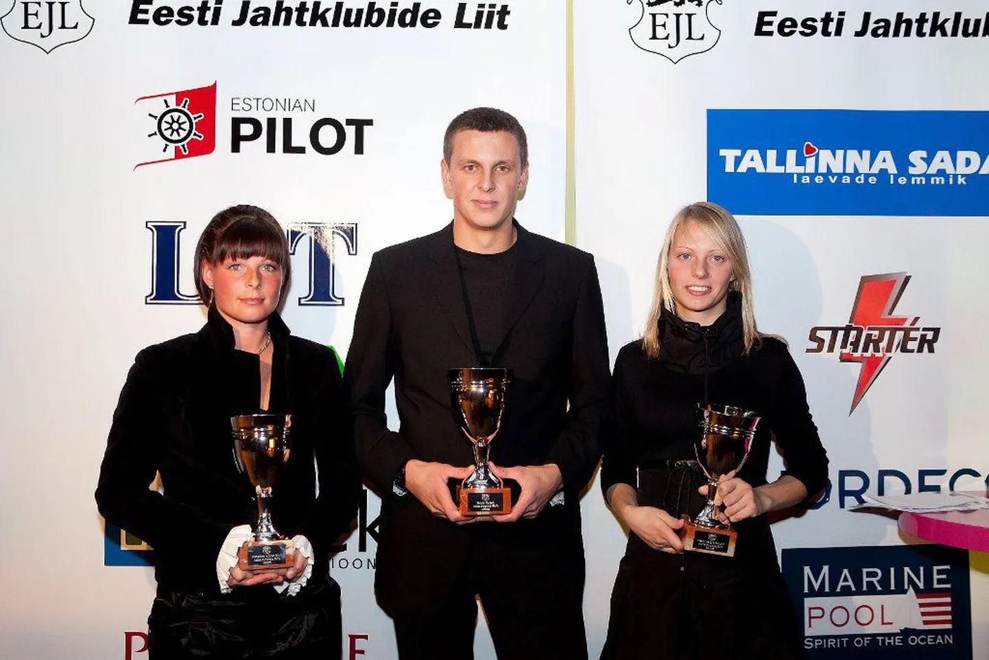 Aasta naispurjetajad Marjaliisa Umb (vasakul) ja Elise Umb (paremal) ning Aasta meespurjetaja Deniss Karpak