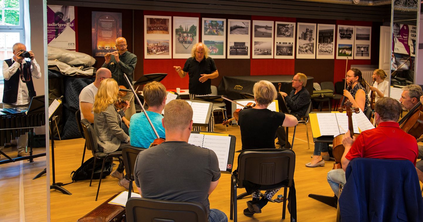 Andres Mustonen Klaaspärlimäng Sinfoniettaga proovi tegemas.
