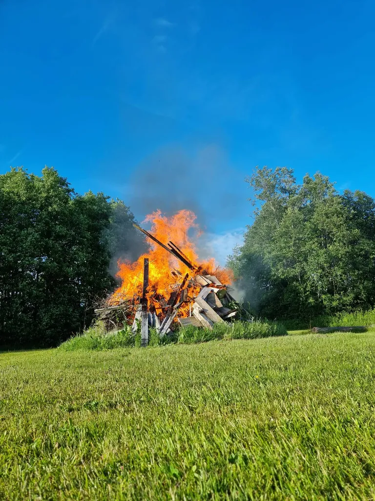 Jaanitüli Suure-Lähtrus, Läänemaal.