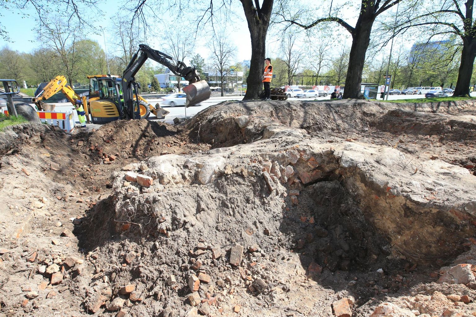Kaubahoovi keldrimüürid kaevati arheloogide järelevalve all lahti eelmisel nädalal.