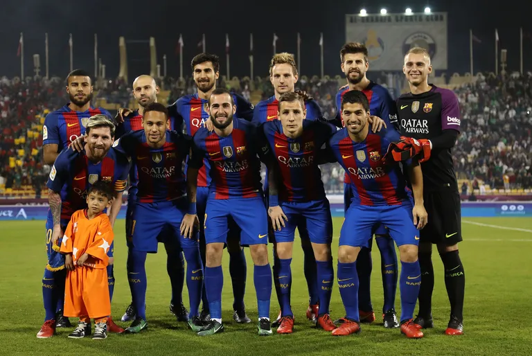 Murtaza Ahmadi 13. detsembril 2016 Kataris Dohas koos FC Barcelona mängijatega. (Vasakult paremale taga) Rafinha, Javier Mascherano, Andre Gomes, Ivan Rakitic, Gerard Pique ja Ter Stegen. Esimene rida vasakult paremale: Lionel Messi, Neymar Junior, Paco Alcacer, Lucas Digne ja Luis Suarez