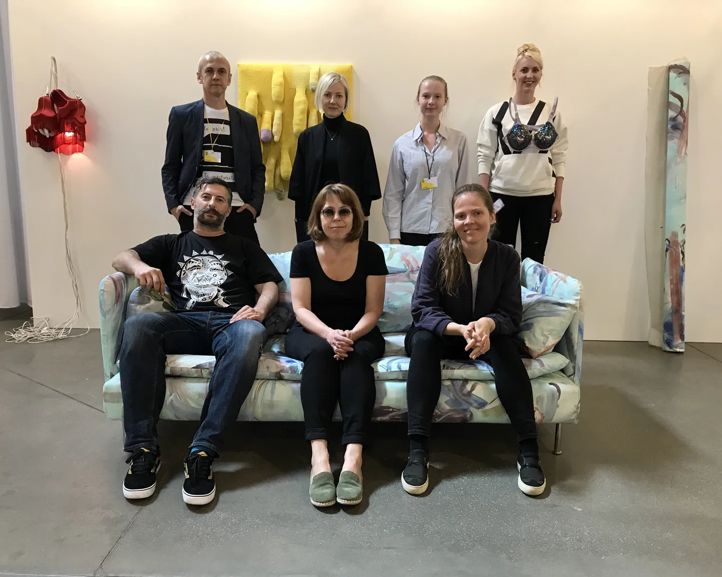 Eesti osalejad Kogo galerii messiboksis. Ülevalt vasakult: Marko Mäetamm, Helen Melesk (Foku), Laura Elisabeth Konsand (Kogo galerii), Marian Kivila (Avangard galerii) / alt vasakult: Temuri Hvingija (Okapi galerii), Kristel Schwede (galerii Positiiv), Merilin Talumaa (Kogo galerii)