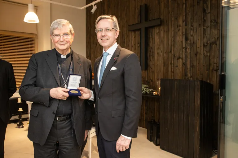 Notre Dame'i peapiiskop Laurent Ulrich annetab Eesti Klaverivabriku omanikule Indrek Laule medali Estonia klaveri eest.