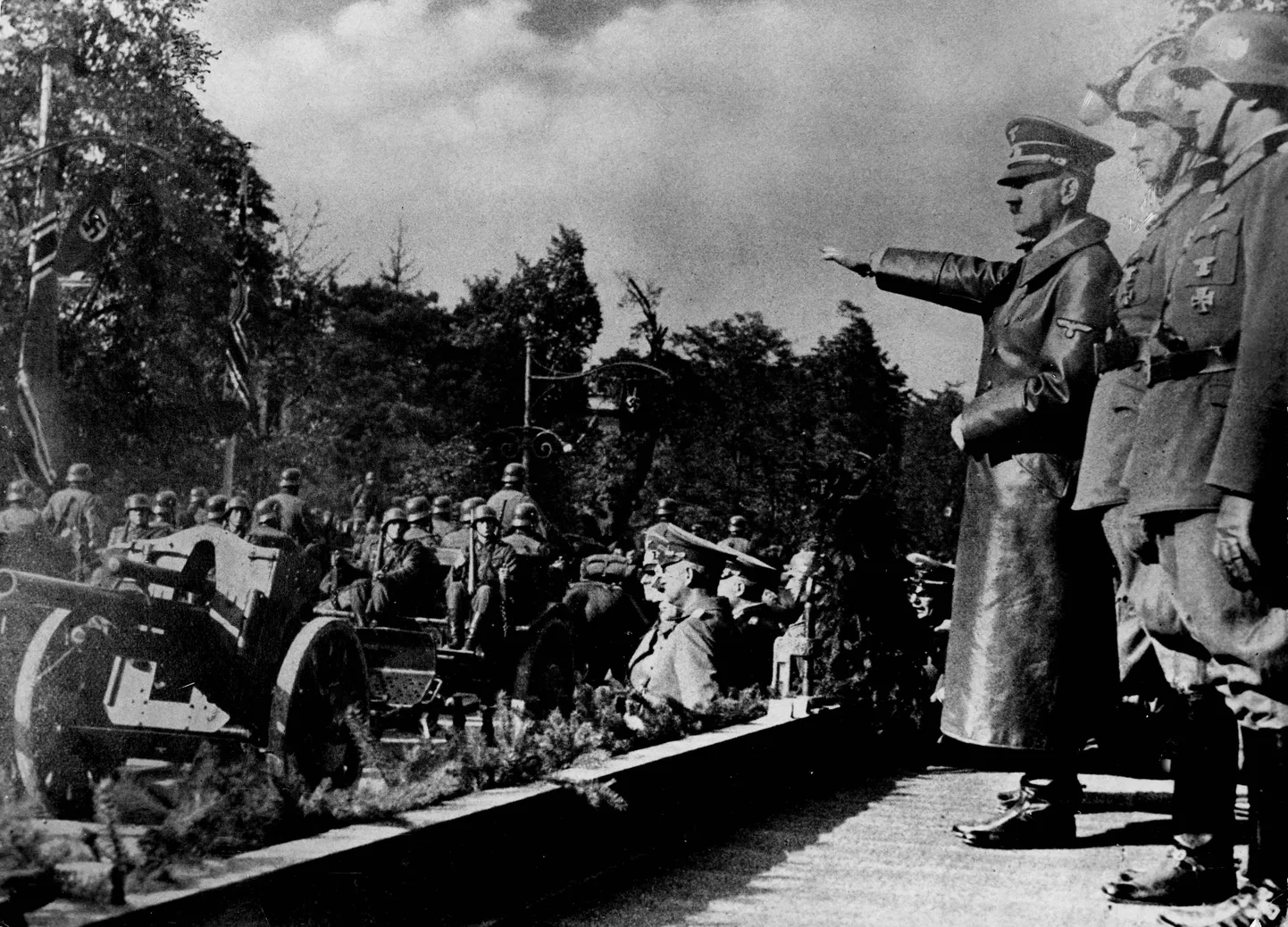 Saksa diktaator Adolf Hitler ja Saksa armee septembris 1939 Poolas. Natside koonduslaagrites kaotas elu kuus miljonit juuti ja teist, kes natsirežiim kõlbmatuks tunnistas