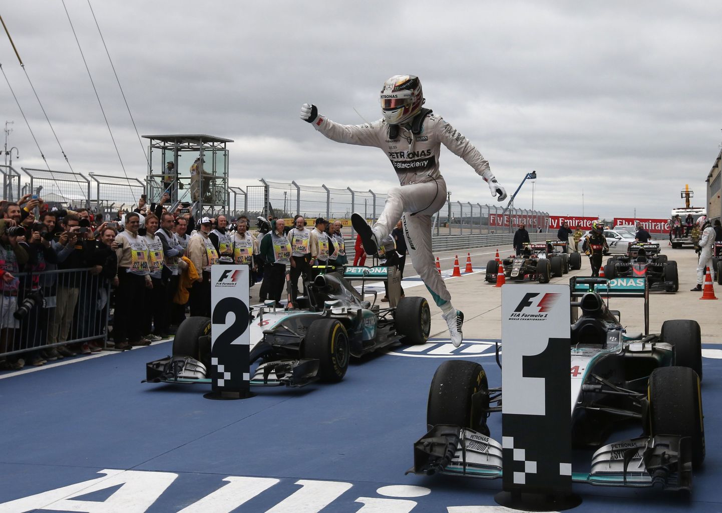 Lewis Hamilton tähistamas MM-tiitli võitmist.