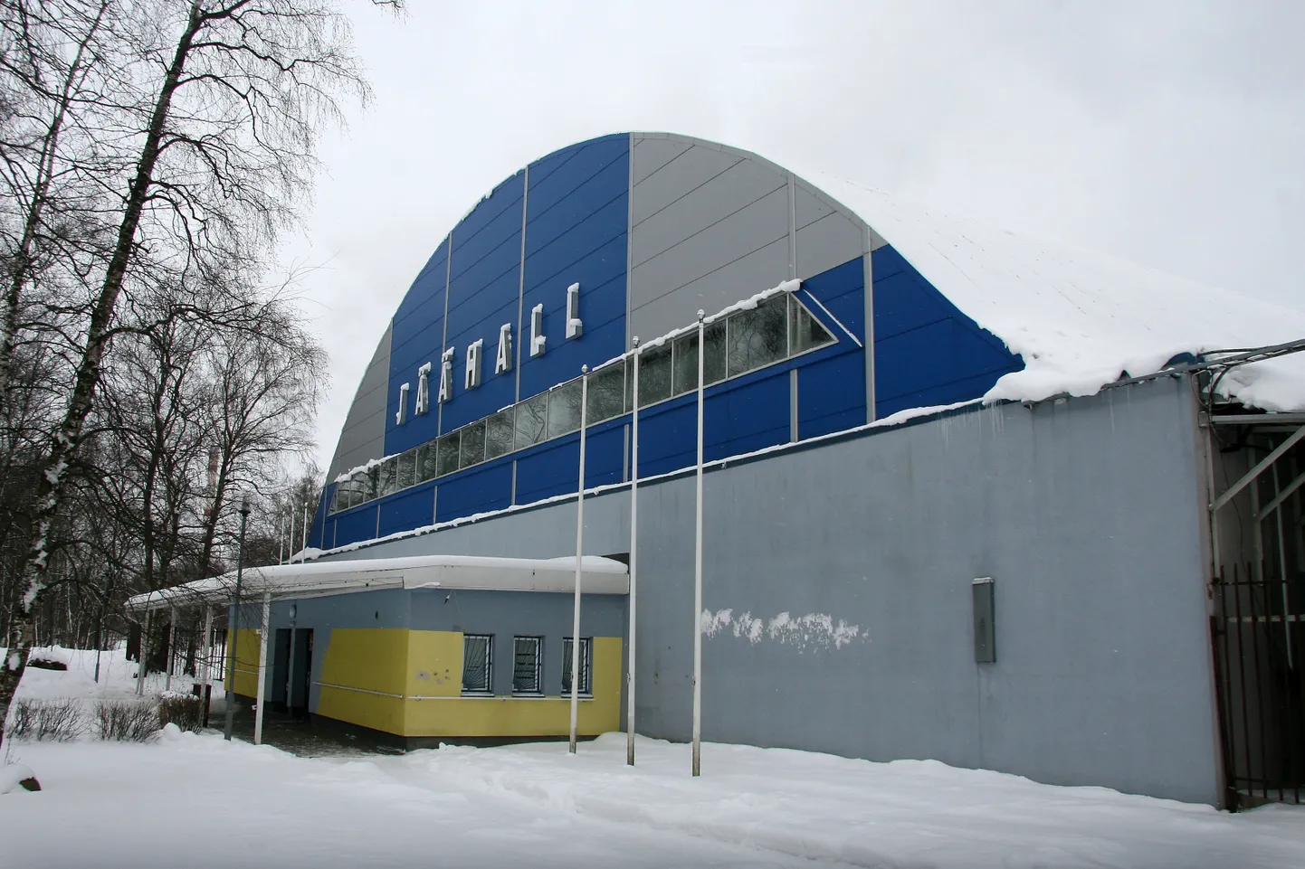 Kohtla-Järve spordikeskuse arendusprojekti raames ootavad uuendused ees ka jäähallis, kus on plaanis rekonstrueerida uisuväljak ning võimaluse korral ka garderoobid ja duširuumid.
