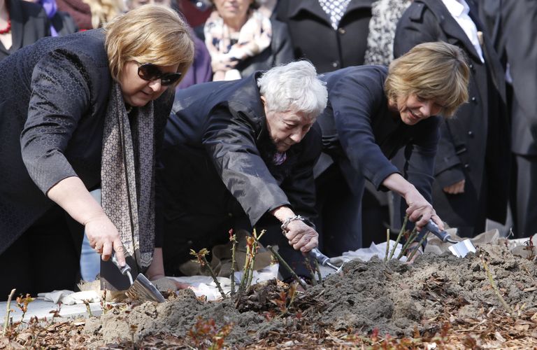 Hukkunute mälestuseks istutavad roose (vasakult) Poola presidendi abikaasa Anna Komorowska, laagrist pääsenud Annette Chalut ja Rahvusvahelise Ravensbrücki komitee president ning Saksa presidendi kaaslane Daniela Schadt.