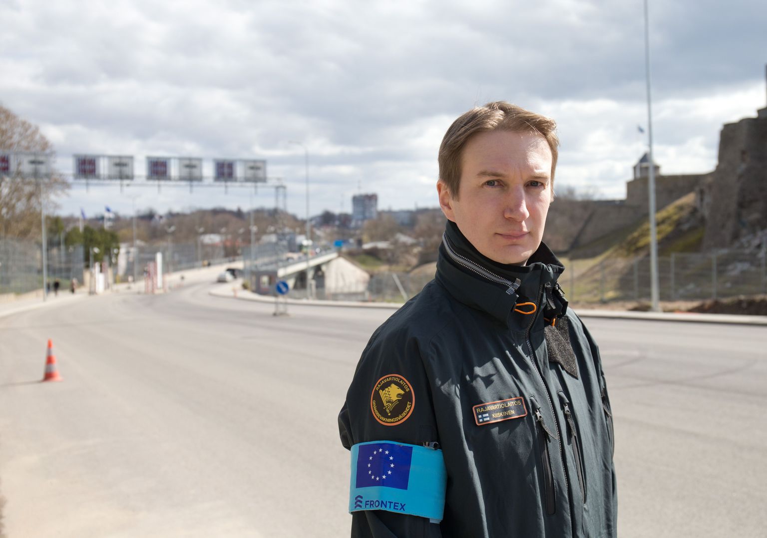 Euroopa Liidu piirivalveagentuuri FRONTEX kaudu Narva piiripunkti lähetatud Soome piirivalvur Tuomas Kiiskinen. Taamal, teisel pool silda on juba Venemaa.