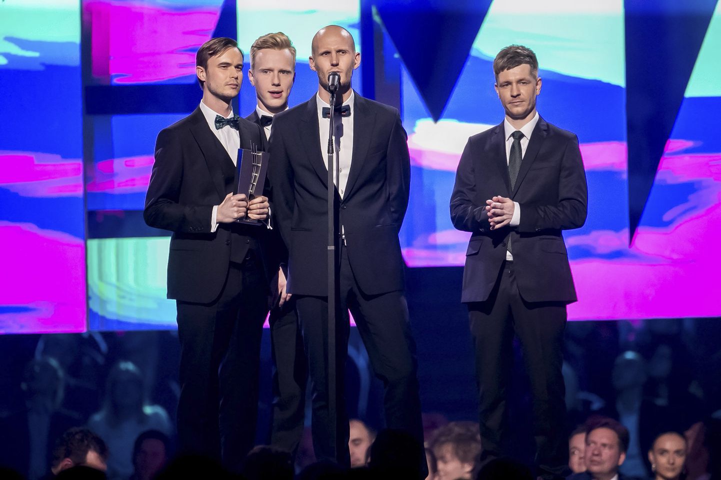 Eesti muusikaauhindade jagamisel saatis ansamblit Miljardid suur edu: pälviti aasta debüütalbumi, aasta rokialbumi ja aasta albumi auhind.
