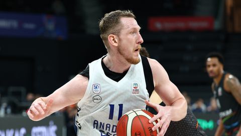 Latviešu duelis Eirolīgā: Šmitam uzvara pār Bertānu