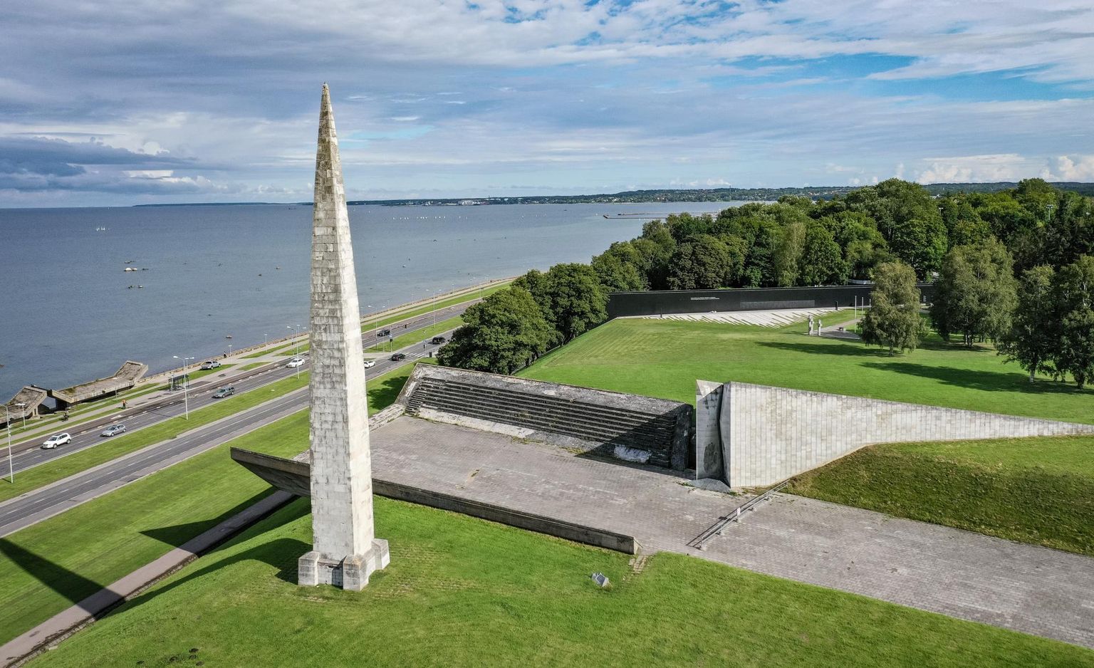 In order to evaluate the Maarjamäe memorial complex as a whole, if possible, a public discussion should take place, during which alternative solutions for the future of the complex could also be proposed.